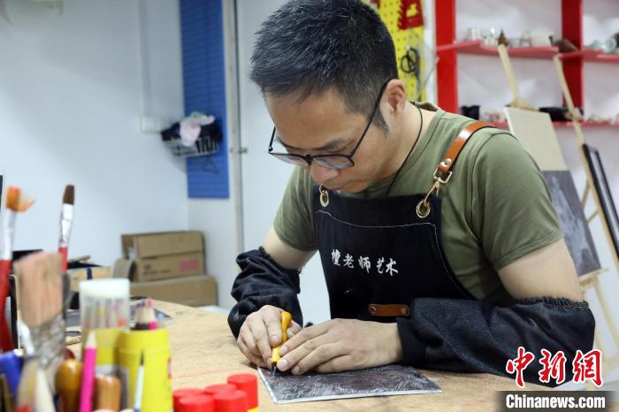 福州“非遗”版画艺术家用雕刻刀记录抗疫感人瞬间
